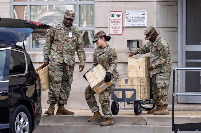 Truppen laden Kisten mit Gewehrmunition im Hauptquartier der Nationalgarde des Columbia District. Wegen angeblich ausufernder Kriminalität in Washington setzt US-Präsident Trump die Nationalgarde in der US-Hauptstadt ein.