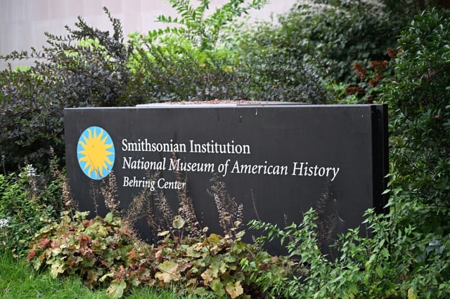 US-Präsident Donald Trump will missliebige Inhalte aus Nationalmuseen in Washington entfernen lassen. Betroffen sind acht Museen der Dachorganisation Smithsonian Institution, die sich überwiegend aus Bundesmitteln finanziert.