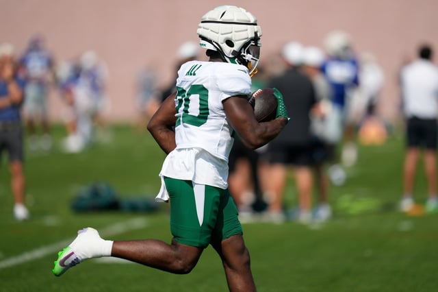 New York Jets&#39; Breece Hall runs the ball during a joint NFL football practice with the New York Giants in East Rutherford, N.J., Wednesday, Aug. 13, 2025. (AP Photo/Seth Wenig)
