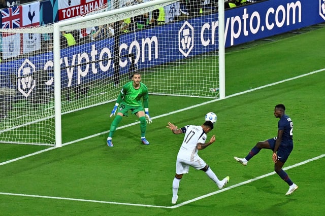 Cuti Romero marcó el segundo gol del Tottenham, que perdió en los penales con el PSG, que se llevó el trofeo de la Supercopa de Europa. (AP)