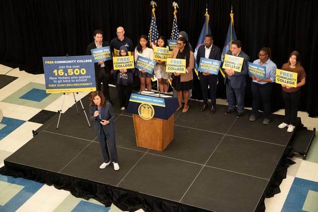 Governor Hochul Celebrates 16,500 Applicants to Free Community College Program