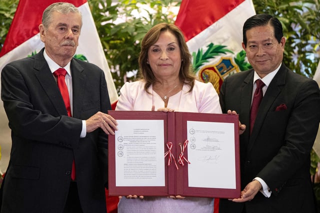 La presidenta de Perú, Dina Boluarte, durante la ceremonia para promulgar la ley de amnistía, en el Palacio de Gobierno en Lima, el 13 de agosto de 2025