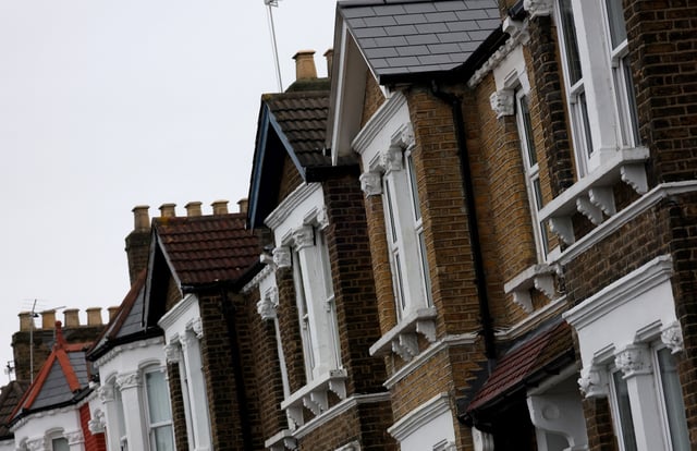 A view of a row of residential houses in London, Britain, January 23, 2025. REUTERS/Hannah McKay/File Photo