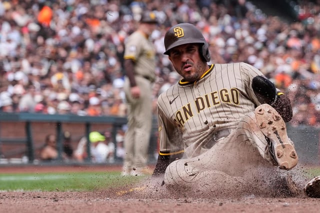 Ramón Laureano, de los Padres de San Diego, anota frente a los Gigantes de San Francisco con un sencillo de Fernando Tatis Jr. durante la séptima entrada del juego de béisbol de Grandes Ligas el miércoles 13 de agosto de 2025, en San Francisco. (AP Foto/Godofredo A. Vásquez)