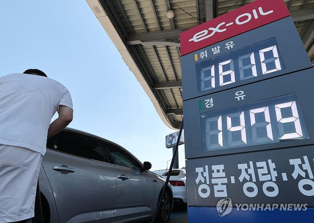 This undated file photo shows the prices of gasoline and diesel fuel at a gas station in Seoul. (Yonhap)