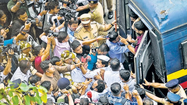 Mumbai Police detained workers of the Marathi Ekikaran Samiti during a protest at Dadar Kabutarkhana. (Raju Shinde/ HT Photo)