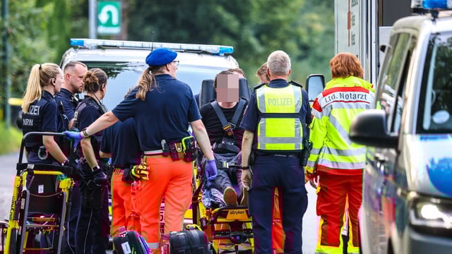 Ein Mann richtete eine Waffe auf Polizisten in Lüdenscheid, Einsatz mit Absperrungen folgte.