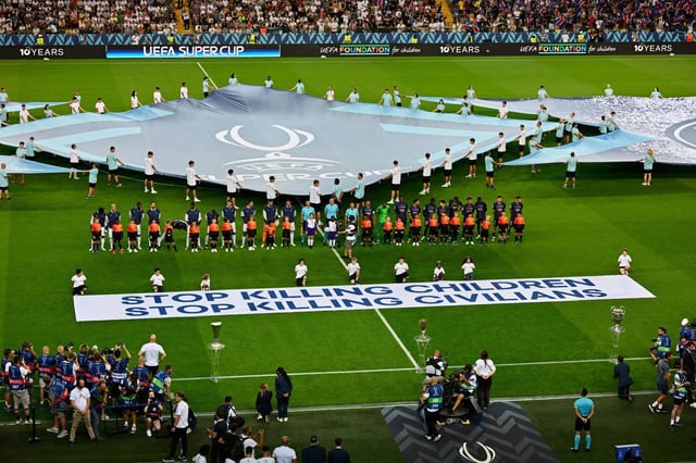 Los jugadores se forman antes del partido por la Supercopa entre el París Saint-Germain y el Tottenham en Udine, Italia, el miércoles 13 de agosto de 2025 (AP Foto/Denes Erdos)