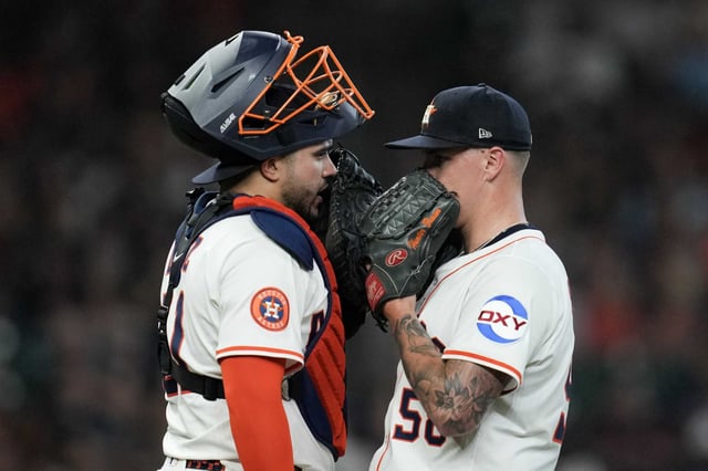 Houston Astros catcher Yainer Diaz, left, talks with starting pitcher Hunter Brown during the fourth inning of an MLB baseball game in Houston, Wednesday, Aug. 13, 2025.