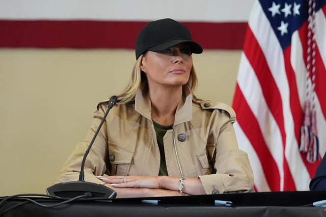 La primera dama Melania Trump durante una discusión con rescatistas y funcionarios locales en Kerrville, Texas, el viernes 11 de julio de 2025. (AP Foto/Jacquelyn Martin)