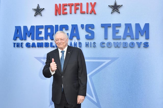 Jerry Jones, dueño de los Cowboys de Dallas, llega al estreno de la producción &#34;America&#39;s Team: The Gambler and His Cowboys&#34; el lunes 11 de agosto en Los Ángele (Photo by Richard Shotwell/Invision/AP)