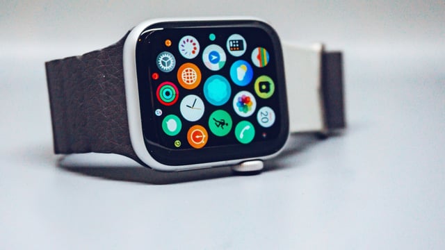 Older Apple Watch models faced swelling claims. Select US owners are receiving modest settlement payouts via emailed prepaid cards this week.