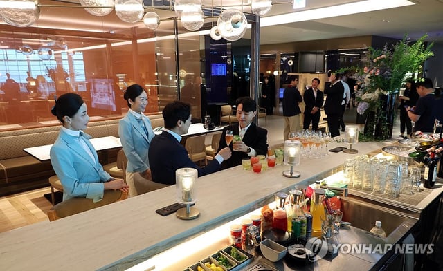 This photo, taken Aug. 14, 2025, shows an upgraded lounge of Korean Air Co. at Incheon International Airport, west of Seoul. (Pool photo) (Yonhap)