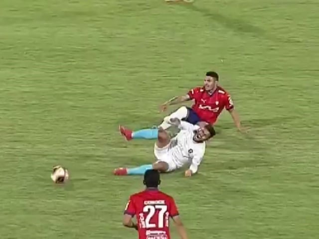 Cristian "Pochi" Chávez. El ex Boca que volvió al fútbol después de tres años y duró 8 minutos en cancha. Fue expulsado por una patada criminal.