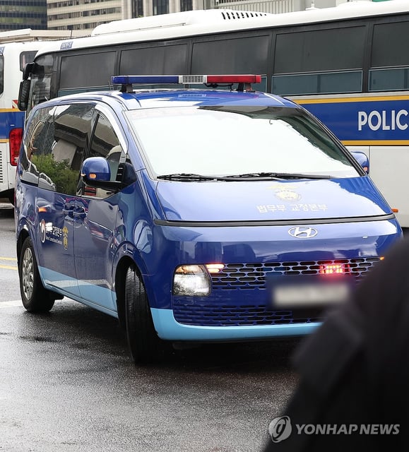A justice ministry vehicle carrying jailed former first lady Kim Keon Hee enters the office of a special counsel team in Seoul on Aug. 14, 2025, two days after she was served an arrest warrant over corruption allegations. (Yonhap)