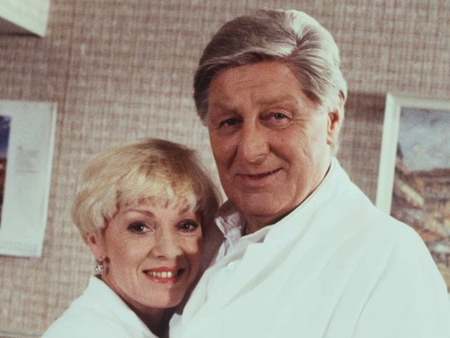 Anita Kupsch mit ihrem "Praxis Bülowbogen"-Co-Star Günter Pfitzmann im Jahr 1992