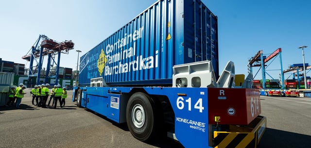 Ein Automatik-Schwerlastfahrzeug steht auf dem HHLA-Container-Terminal Burchardkai in Hamburg