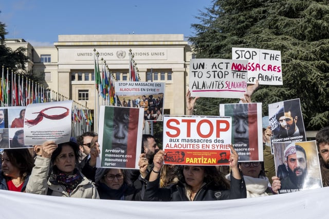 Des personnes manifestent contre les récentes violences contre les Alaouites en Syrie devant le siège européen des Nations unies à Genève, en Suisse, le 13 mars 2025.