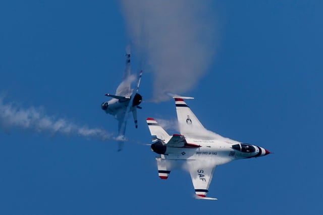 U.S. Air Force Thunderbirds perform during the Chicago Air and Water show near North Avenue Beach on Aug. 20, 2023 in Chicago. (Armando L. Sanchez/Chicago Tribune)