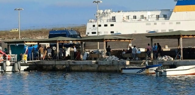 Des migrants débarquent le jeudi 14 août sur le port de Lampedusa du navire qui les a secourus après le naufrage de leur embarcation au large de la petite île italienne, qui a fait au moins 27 morts