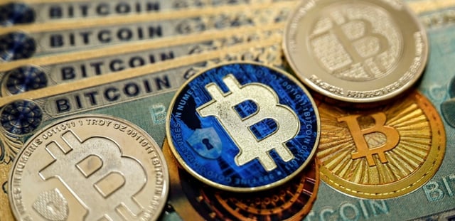 Un nombre croissant d'entreprises misent sur le bitcoin pour diversifier leurs réserves, contrer l'inflation ou attirer les investisseurs, une stratégie à fort potentiel mais à haut risque