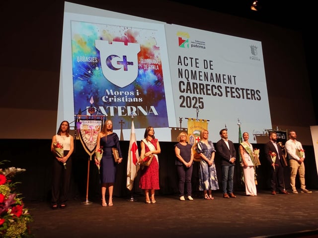 Capitanes y abanderados junto a presidentes de Guardianas de Sibila y Abbasies, alcalde y presidenta de Intercomparsas
