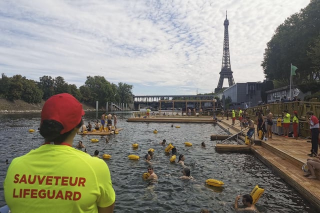 Las aguas del Sena han vuelto a recibir a bañistas en París .