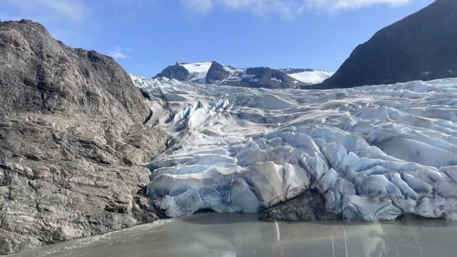 Evacuaciones masivas en Juneau tras el aumento histórico del río Mendenhall por el deshielo glaciar.