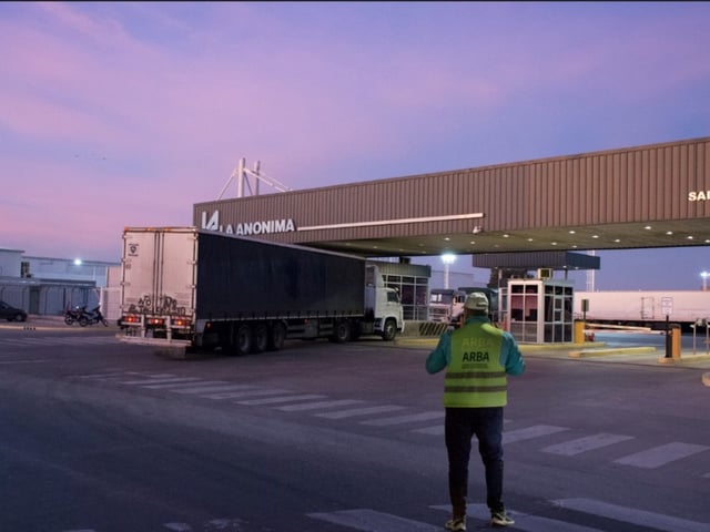 ARBA controló mercadería transportada por camiones de supermercados La Anónima.