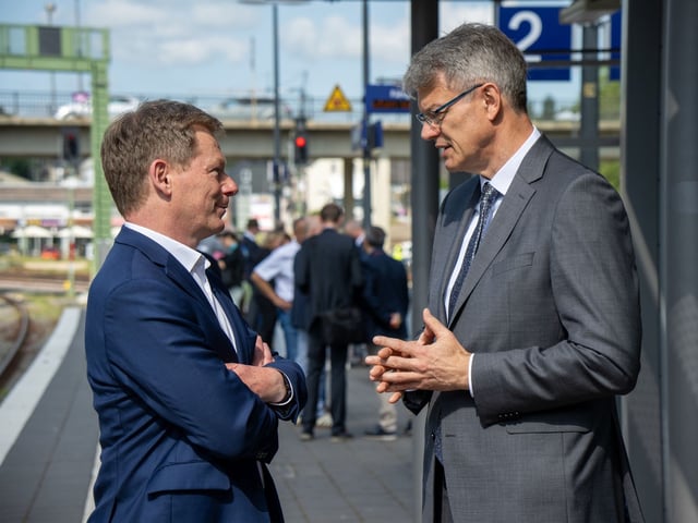 Bundesverkehrsminister Patrick Schnieder (r, CDU) und der Vorstandsvorsitzende der Deutschen Bahn, Richard Lutz