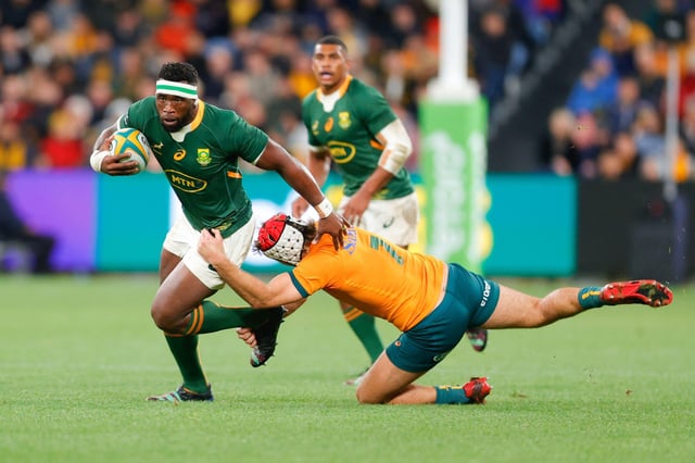 2JW37DD Sydney, Australia. 03rd Sep, 2022. Siya Kolisi of Springboks is tackled by Fraser McReight of Wallabies during the eToro Rugby Championship match between Australia and South Africa at Allianz Stadium, Sydney, Australia on 3 September 2022. Photo by Peter Dovgan. Editorial use only, license required for commercial use. No use in betting, games or a single club/league/player publications. Credit: UK Sports Pics Ltd/Alamy Live News