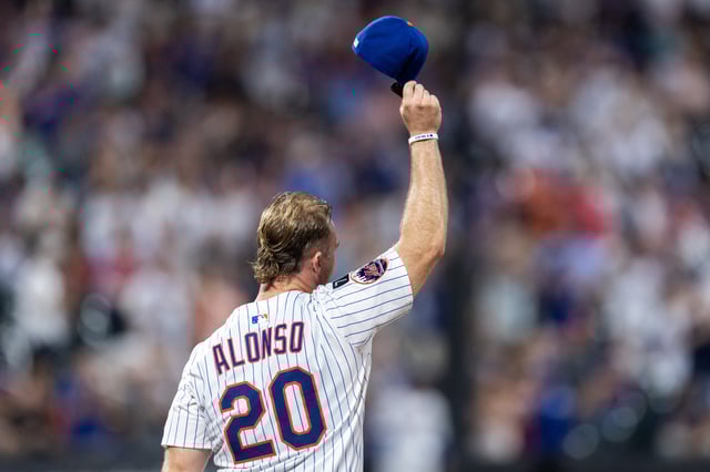 NEW YORK, NEW YORK - AUGUST 12: Pete Alonso #20 of the New York Mets tips his cap to the fans as he takes the field before the start of the fourth inning of the game against the Atlanta Braves at Citi Field on August 12, 2025 in New York City. Alonso hit his 253rd home run as a New York Met, breaking Darryl Strawberry&#39;s record for the most home runs in franchise history.
