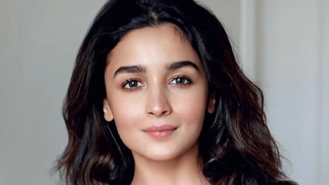 Alia Bhatt Loses Cool At Paps As They Enter Building Premises Without Permission: Bahar Jao – Watch