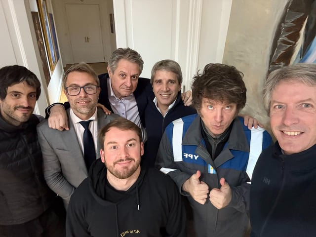 JAVIER MILEI Y EL EQUIPO ECONOMICO EN OLIVOS - Festejando la vuelta a los mercados - Javier Milei - Santiago Bausili -  Luis Caputo -  Felipe Nuñez  - Jose Luis Daza - Federico Furiase - Martín Vauthier