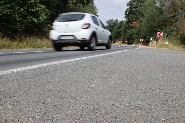 Auto auf einer Landstraße (Symbolbild).