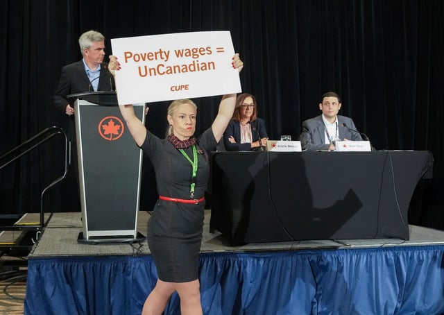 Ejecutivos de Air Canada son interrumpidos en una conferencia de prensa en Toronto el 14 de agosto del 2025. (Nathan Denette/The Canadian Press via AP)