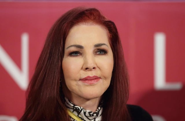 ARCHIVO - Priscilla Presley asiste a una conferencia de prensa en el baile de la Ópera de Viena en Viena, Austria, el 7 de febrero de 2024. (Foto AP/Heinz-Peter Bader, archivo)