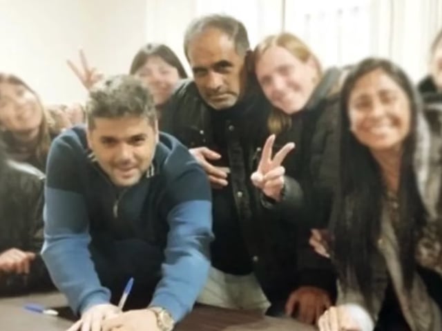 El diputado del Frente Renovador Facuando Albini (de azul) con "Chocolate" Rigau detrás.