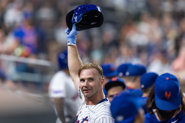 NEW YORK, NEW YORK - AUGUST 12: Pete Alonso #20 of the New York Mets tips his cap to the fans after hitting a solo home run during the sixth inning of the game against the Atlanta Braves at Citi Field on August 12, 2025 in New York City. (Photo by Dustin Satloff/Getty Images)