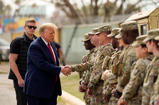 El entonces candidato presidencial republicano, Donald Trump, saluda a miembros de la Guardia Nacional en la frontera entre Estados Unidos Y México, el 29 de febrero de 2024, Texas