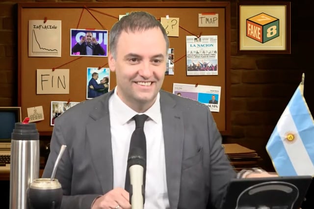 Manuel Adorni durante la emisión de su programa de streaming “Fake, 7, 8”