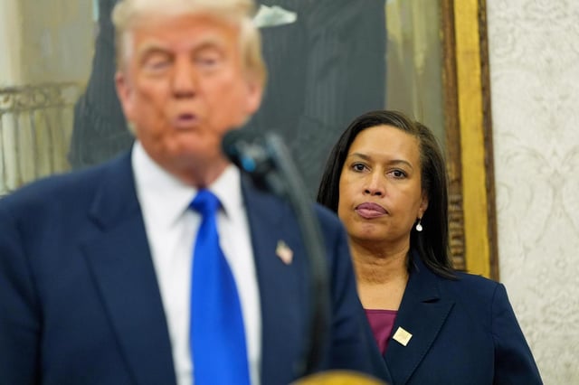 ARCHIVO – La alcaldesa del Distrito de Columbia, Muriel Bowser, escucha al presidente Donald Trump en un evento para anunciar que el draft de la NFL de 2027 se realizará en el National Mall, en la Oficina Oval de la Casa Blanca, el 5 de mayo de 2025, en Washington. (AP Foto/Alex Brandon, Archivo)
