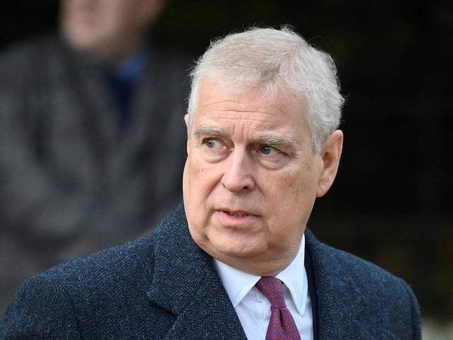 Lownie afirma que la reina Isabel estaba al tanto de las actividades de su hijo favorito y lo protegía de repercusiones legales.   REUTERS/Toby Melville