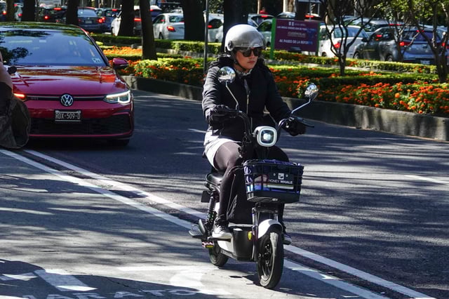 CIUDAD DE MÉXICO, 25OCTUBRE2024.- Autoridades de la CDMX, buscan regular el uso de bicicletas eléctricas, con uso de placas. La secretaria de Movilidad detalló que todo vehículo que alcance los 25 kilómetros apoyado por un motor electrónico deberá regularizarse, así mismo detalló que no podrán circular en vías principales. 
FOTO: ROGELIO MORALES /CUARTOSCURO.COM