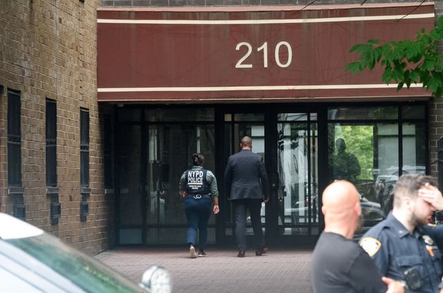Police investigate a shooting at 210 Stanton St. on the Lower East Side of Manhattan on Thursday, Aug. 14, 2025. (Gardiner Anderson / New York Daily News)