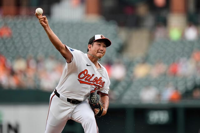 Tomoyuki Sugano, abridor de los Orioles de Baltimore, hace un lanzamiento en el duelo ante los Marineros de Seattle, el jueves 14 de agosto de 2025 (AP Foto/Stephanie Scarbrough)