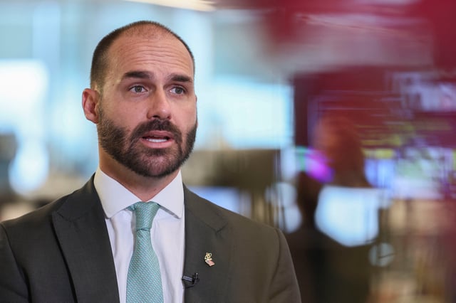Eduardo Bolsonaro anticipó que estas medidas podrían alcanzar al ministro de Salud, Alexandre Padilha, y a la expresidenta Dilma Rousseff. REUTERS/Jessica Koscielniak