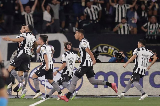 Los jugadores del Botafogo de Brasil festejan el tanto ante Liga Deportiva Universitaria de Quito en la ida de los octavos de final de la Copa Libertadores, el jueves 14 de agosto de 2025 (AP Foto/Bruna Prado)