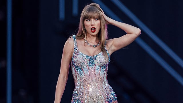 Taylor Swift noted that she's partial to regular sourdough, as well as blueberry lemon, cinnamon raisin, and cinnamon swirl.