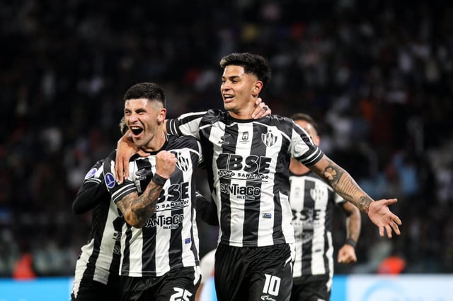 El festejo de Gonzalo Verón (10) al convertir el gol frente a Lanús que les dio el triunfo en el primer duelo de la llave de octavos, que se definirá en La Fortaleza el jueves próximo.